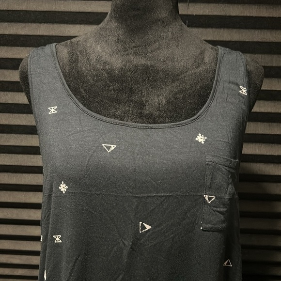 Volcom Women’s Black & White Print Pocket Front Super Soft Tank Top Large - Picture 6 of 9